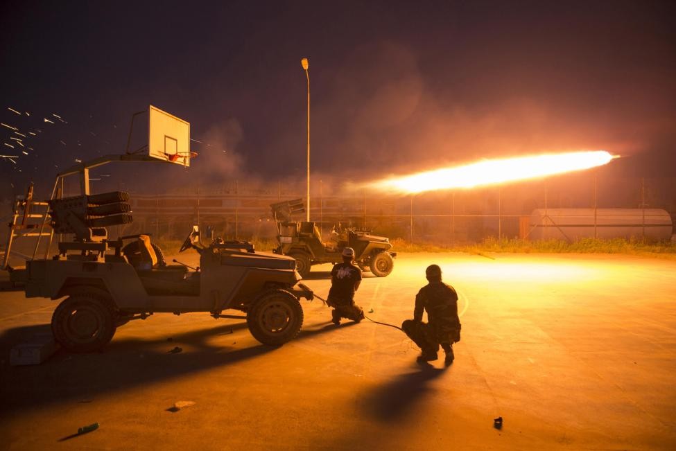 Các chiến binh người Shi’ite nã tên lửa về phía IS trong cuộc đụng độ ở tỉnh Salahuddin, Iraq ngày 1/3. Từ giữa năm 2014, IS liên tiếp mở rộng địa bàn hoạt động bằng cách thôn tính hoặc liên kết với các nhóm vũ trang khác ở khu vực Trung Đông, Bắc Phi. Quân đội Iraq và Syria cũng liên tiếp thất thế trước lực lượng này. Chiến dịch không kích quốc tế do Mỹ dẫn đầu cùng các chiến dịch hỗ trợ lực lượng vũ trang địa phương của CIA và Lầu Năm Góc không thể chặn đứng sự bành trướng của tổ chức khủng bố. Ảnh: Reuters